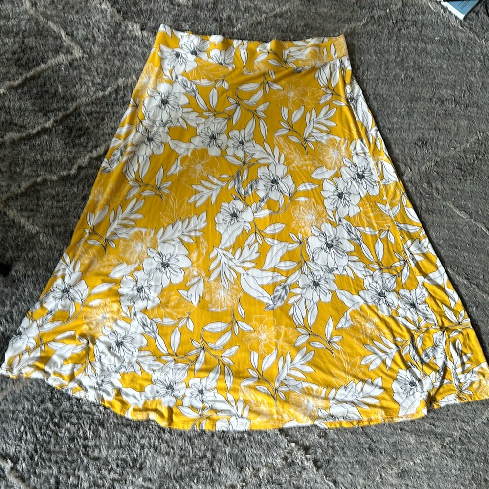 Golden Yellow Maxi Skiet with black and white flowers size 1X